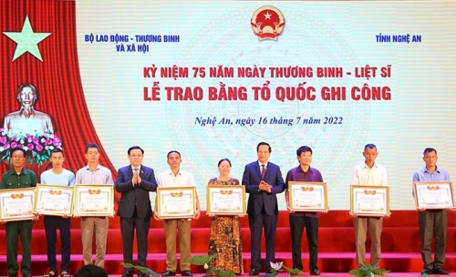 trao-bang-to-quoc-ghi-cong-6-1657954076.jpg