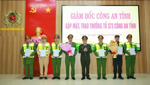 giam-doc-cong-an-tinh-nghe-an-gap-mat-trao-thuong-to-cong-tac-373b-1706482610.jpg